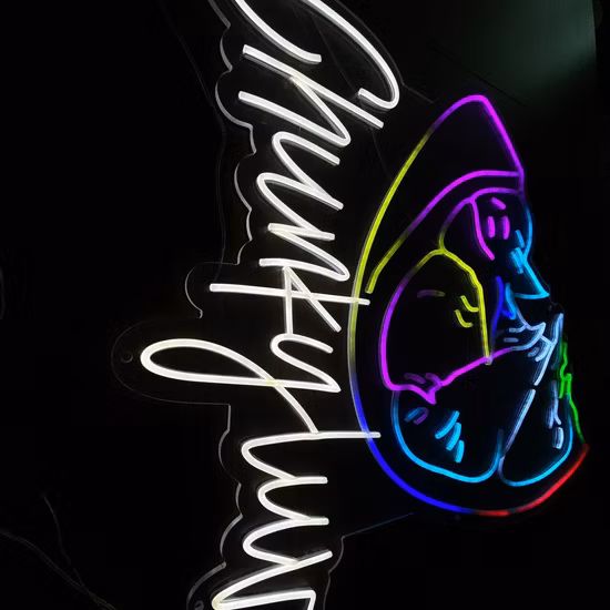 Les enseignes au néon peuvent être personnalisées avec des lumières LED